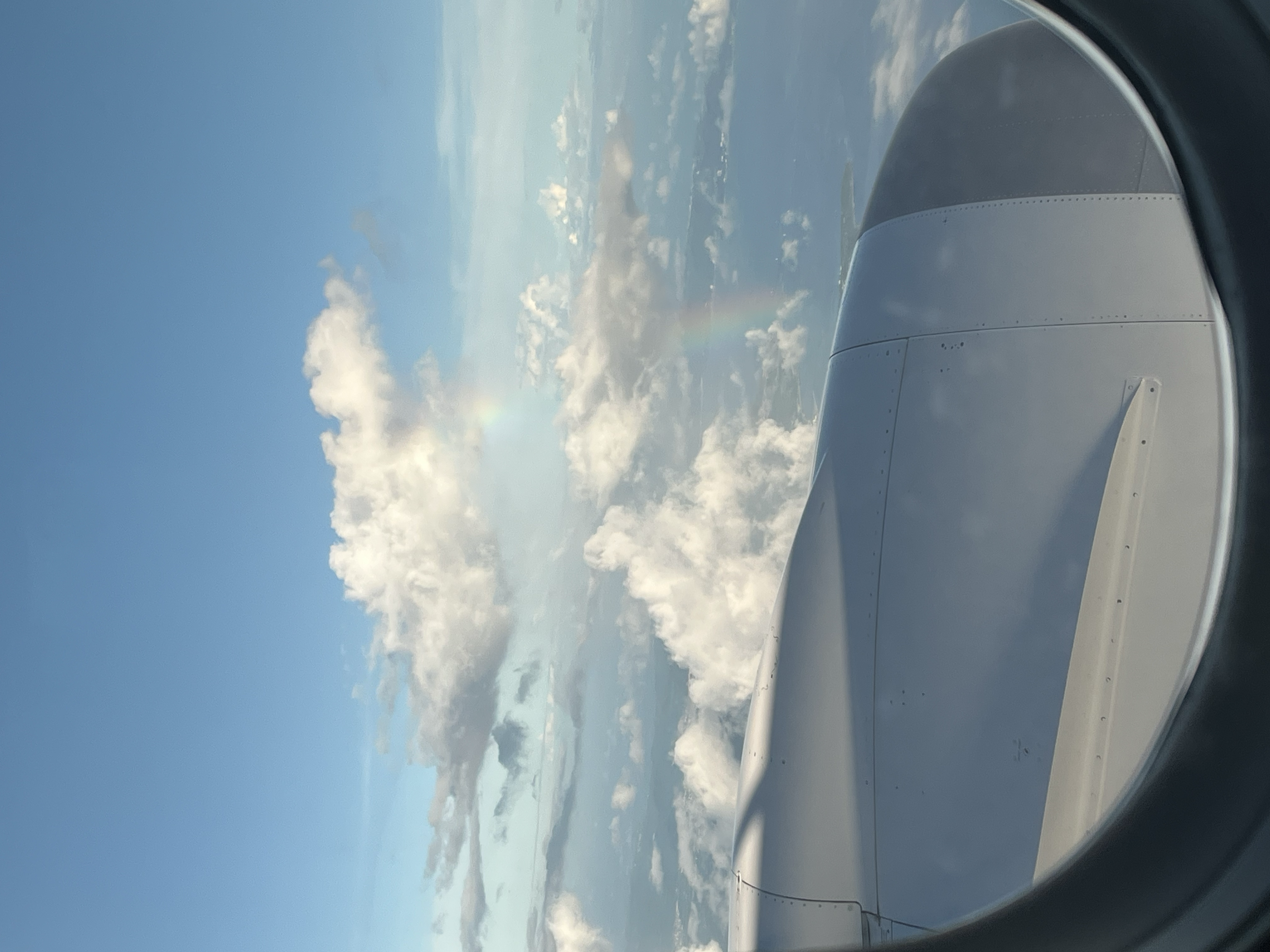 飛行機の窓から見える空と雲